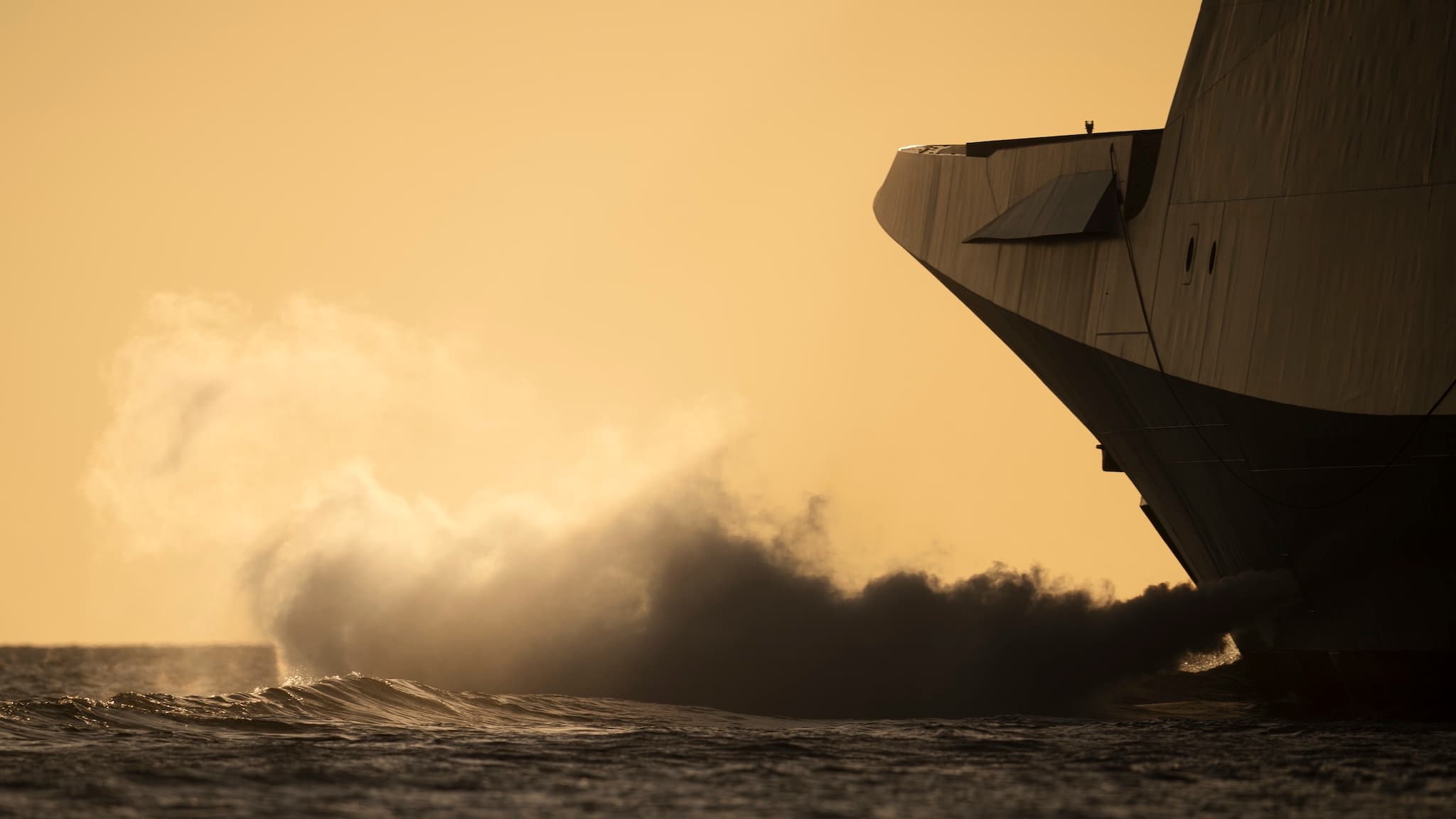La FREMM au soleil couchant