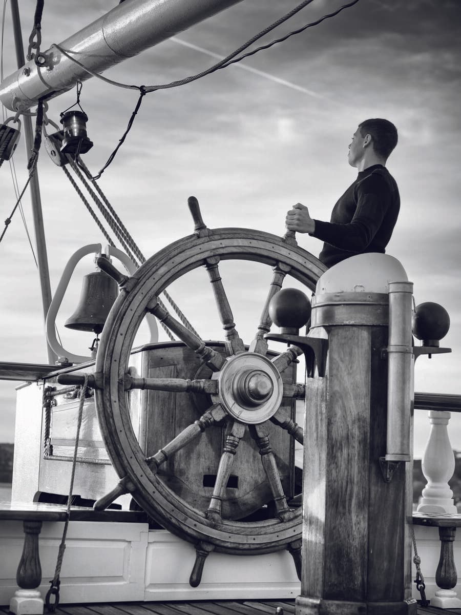 Marin à la barre — Ewan Lebourdais