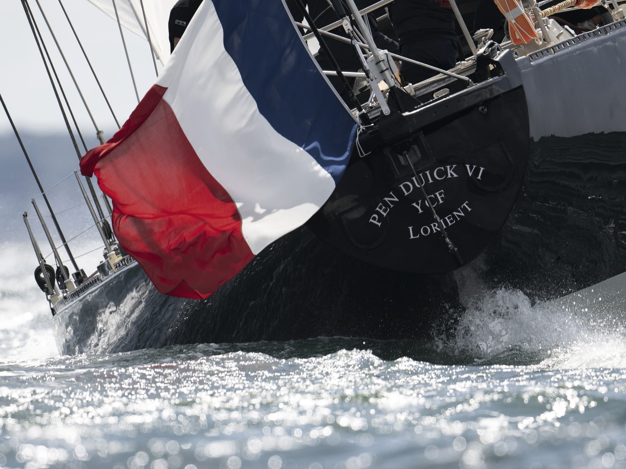 Pen Duick avec le pavillon